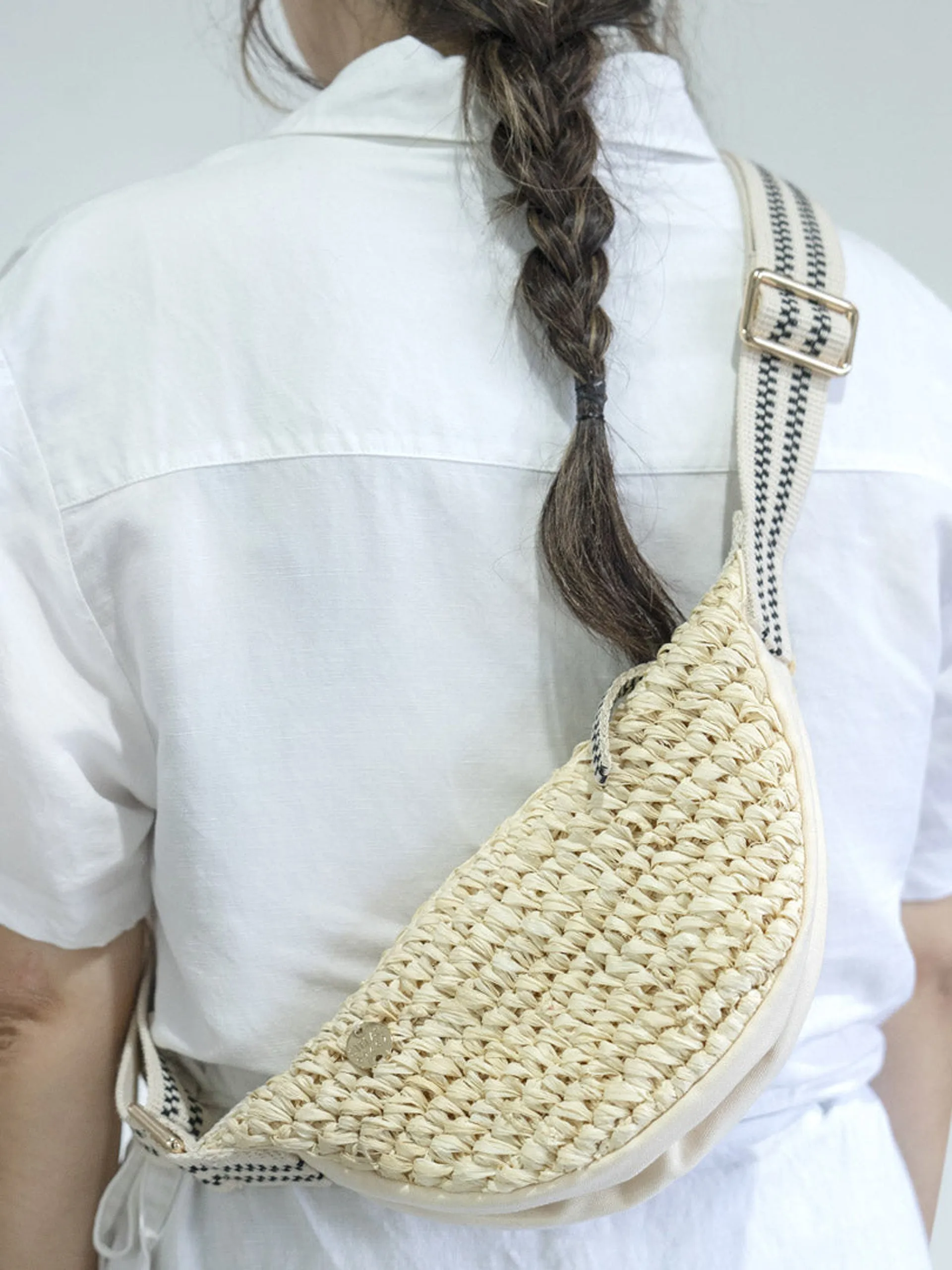 Medewi raffia sling bag